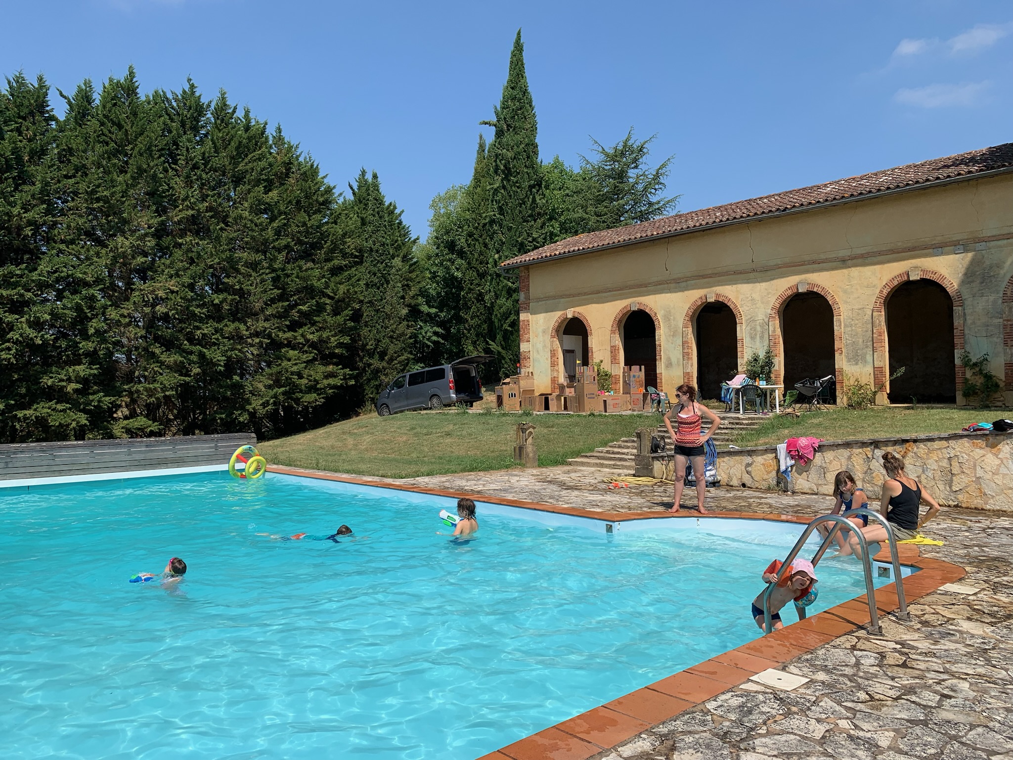 Baignade estivale dans la piscine au sel